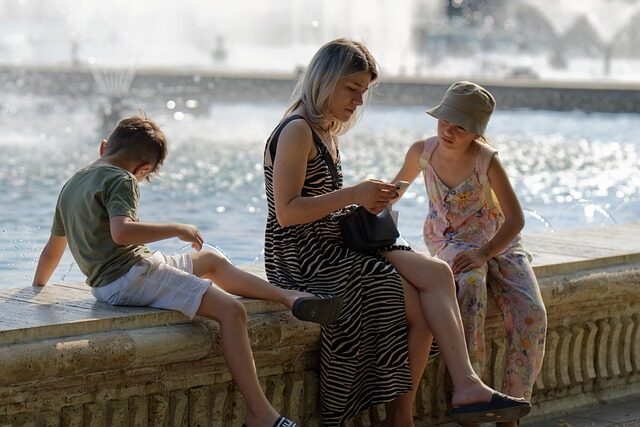 surprising_media-family-7244468_640